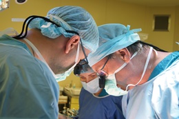 Врачи Центра сердечно-сосудистой хирургии прооперировали пациента из Приморья с тяжелой патологией отделов аорты. 
