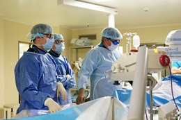 Рентгенхирурги ФЦССХ г. Хабаровска провели одну из редких и дорогостоящих операций 79-летней пациентке с диагнозом аортальный стеноз. 